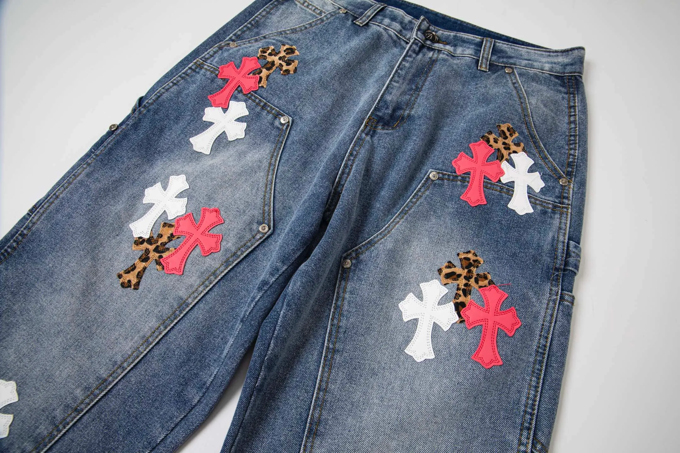 P260 Chrome Hearts | Chrome Hearts CH Chrome Hearts blue and white multi-color leather-splashed denim American work trousers. Full set of hardware molding. Hand-made tassels on the hem with frayed and damaged design. White genuine leather and then patching. Genuine Levi's jeans base plate. Disassembled and spliced. Heavy industrial washing. The upper body is stylish and handsome. The brand recognition is very clear, which greatly highlights the overall sense of style. The overall craftsmanship is impeccable. A pair of trousers. Same style for men and women. Style number: 1732# Size: 28 30 32 34 36